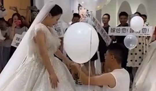 Dẫn bạn gái đi thử váy cưới, chàng trai khiến cả tiệm váy cưới náo loạn