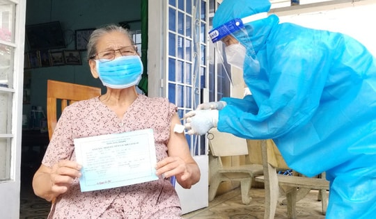 "Đi từng ngõ, gõ từng nhà" để tiêm vaccine COVID-19 cho người cao tuổi ở TP.HCM