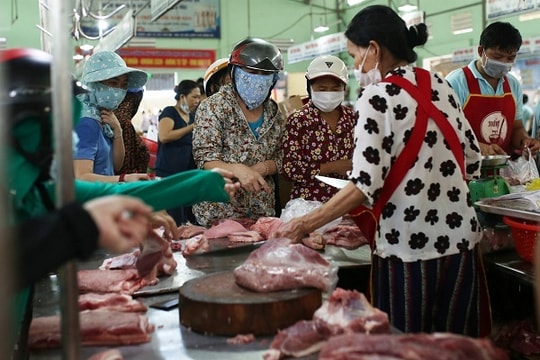 Mớ rau muống 40 nghìn, chanh tăng giá gấp đôi: Dân chen mua, chợ cháy hàng