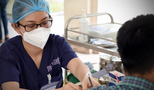 [Ảnh] Nghệ An triển khai tiêm 20.000 liều vaccine phòng COVID-19