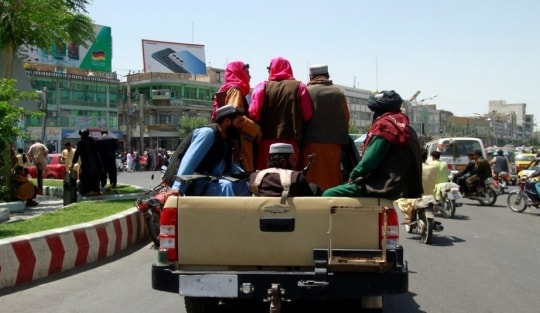 Ai cứ để mặc Taliban 'thừa thắng' xông lên?
