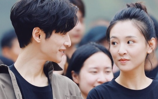 La Vân Hi nhỏ con như học sinh bên bạn diễn Ngô Thiến ở hậu trường 'Truy quang giả'