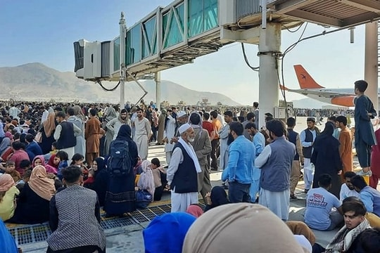 Cảnh hỗn loạn tại cầu không vận ở sân bay Kabul buộc quân đội Mỹ phải nổ súng