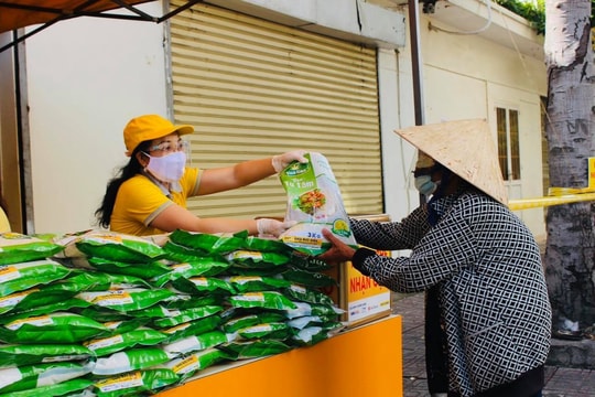 “Tấm lòng mùa dịch, san sẻ yêu thương” đến với người dân TP.HCM