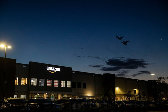 Amazon đánh bại 'vua bán lẻ' Walmart