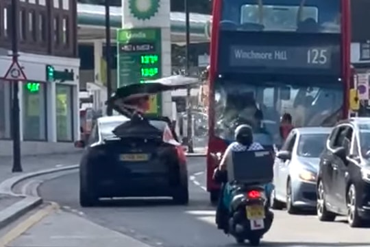 Tesla Model X gãy cửa cánh chim vì tài xế chơi ngông