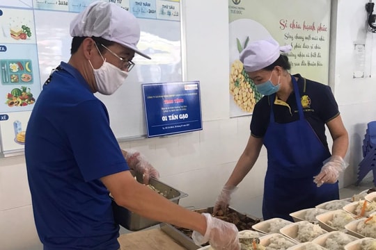Thầy trò làm hơn 1.000 suất ăn tặng tuyến đầu chống dịch