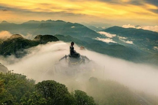 Khám phá những đỉnh núi linh thiêng hút khách thập phương nhất Việt Nam