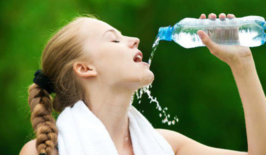 8 biểu hiện chứng tỏ bạn uống chưa đủ nước, "chùm cuối" rất nhiều người mắc