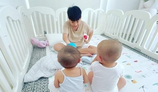 Subeo dạy em song sinh nhận diện màu sắc, kết quả bất ngờ