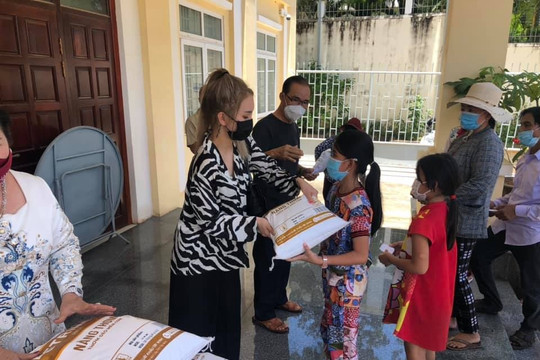 Phát quà cứu trợ cho 67 hộ gia đình gốc Việt có hoàn cảnh khó khăn nhân ngày Vu Lan