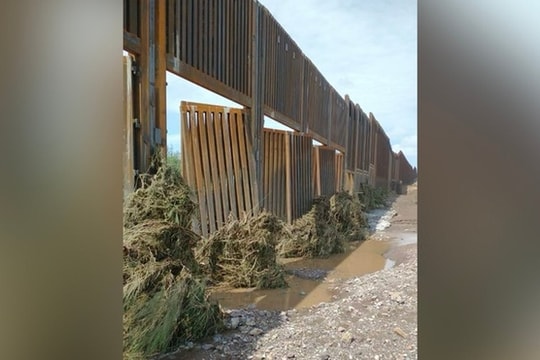 Bức tường biên giới "di sản" thời Trump hư hại nghiêm trọng