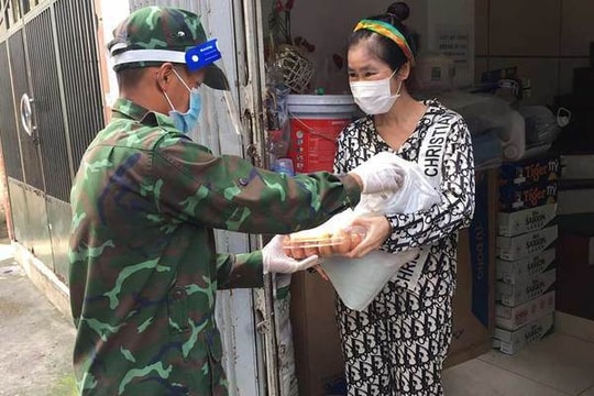 Người dân xóm trọ ở TP.HCM rưng rưng nhận cứu trợ từ bộ đội