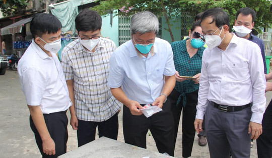 Thứ trưởng Bộ Y tế kiểm tra công tác phòng, chống dịch COVID-19 tại huyện Bình Chánh