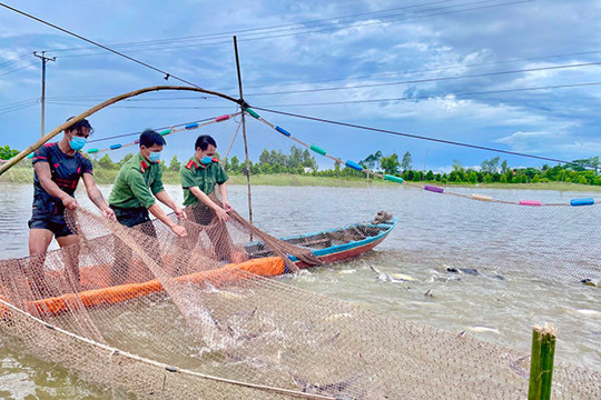 Công an kéo lưới bắt cá trao cho người dân gặp khó khăn trong dịch