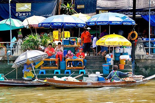 Khu chợ nổi ở Thái Lan vắng bóng người vì Covid-19