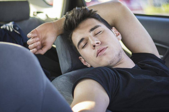 Những lưu ý khi ngủ trong ô tô cho tài xế Việt
