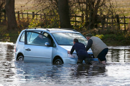 Xe ô tô bị ngập nước được bảo hiểm bồi thường ra sao?