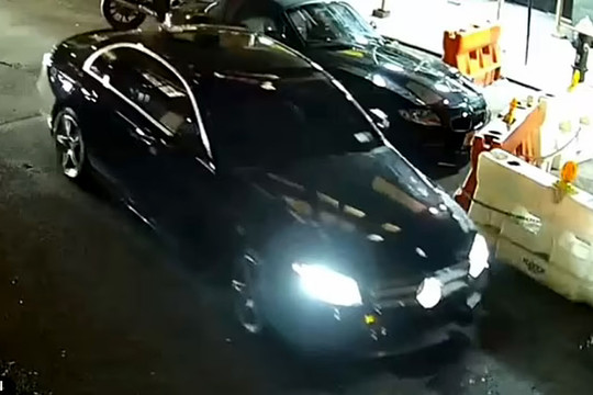 Cảnh sát Mỹ truy lùng băng cướp chuyên dùng xe Mercedes-Benz màu đen
