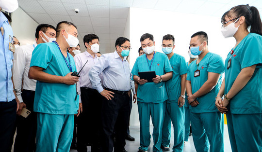 Thủ tướng Chính phủ thị sát BV tuyến cuối điều trị người bệnh COVID-19 tại Hà Nội
