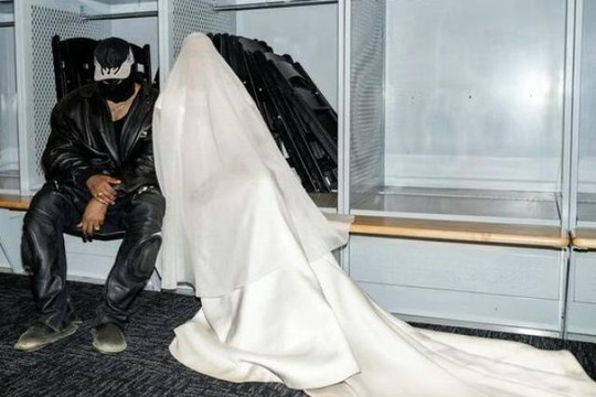 Kim Kardashian hóa thân cô dâu Balenciaga trong buổi trình diễn của Kayne West