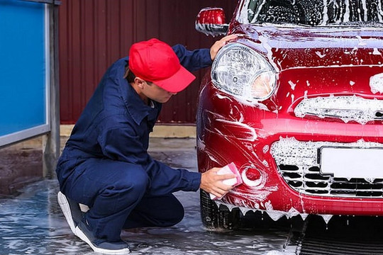 Rửa xe ô tô sau khi đi mưa nên hay không?