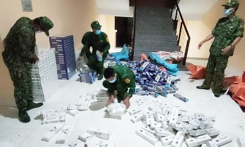 Mật phục bắt nhóm vác lượng lớn thuốc lá lậu qua biên giới