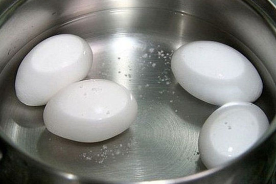 Luộc trứng bằng nước sôi hay lạnh, nhiều người làm sai bảo sao trứng nứt vỏ, không ngon