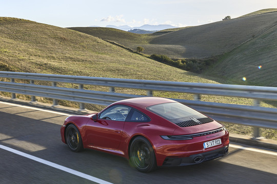 Porsche 911 GTS mới: Ấn tượng và mạnh mẽ