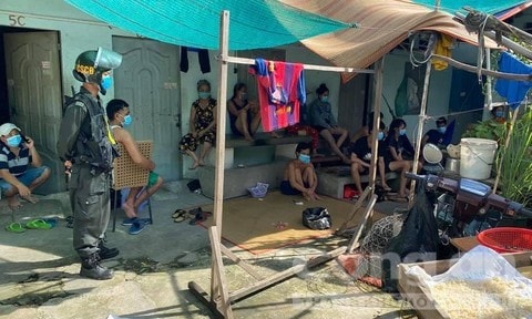 Xóm trọ rủ nhau đánh bài sau khi nhận tiền hỗ trợ Covid-19