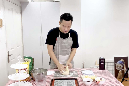 'Ở nhà vui mà': Quang Trung bật mí hành trình trong một ngày ở nhà mùa dịch, Lê Nhân trổ tài làm bánh Papparoti