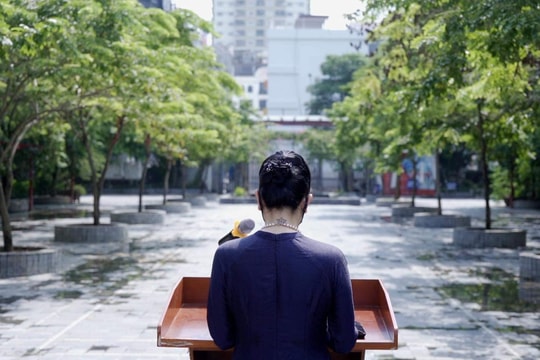 Xúc động hình ảnh cô hiệu phó đọc diễn văn ở lễ khai giảng không bóng học sinh
