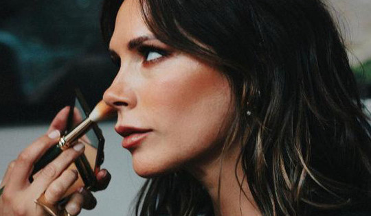 "Sao" làm đẹp: Điều gì làm nên làn da không tì vết của Victoria Beckham?