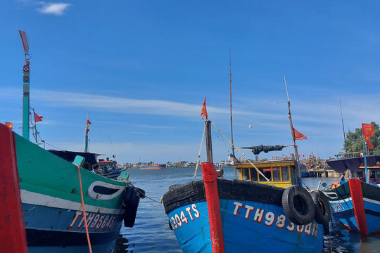 Ứng phó bão Conson ở Thừa Thiên- Huế: Bắn pháo hiệu kêu gọi tàu thuyền vào bờ
