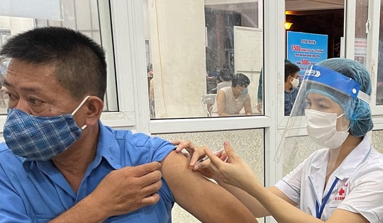 Hà Nội nhận 1 triệu liều vaccine Vero Cell, 3.000 cán bộ y tế hỗ trợ Thủ đô tiêm chủng, xét nghiệm