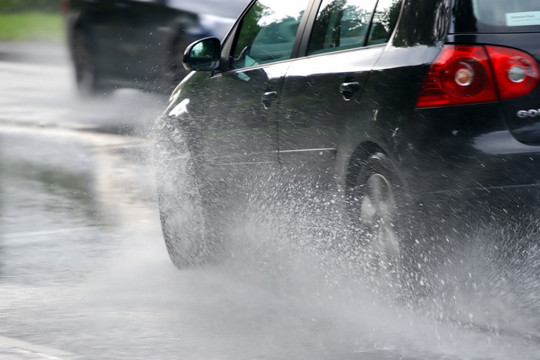 Cách xử lý sự cố khi lái xe dưới trời mưa
