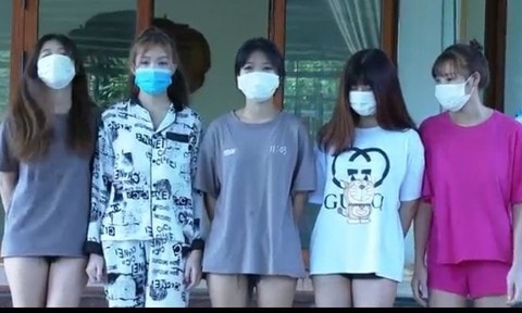 5 thiếu nữ cùng nhóm bạn trai thuê nhà nghỉ mở 'tiệc bay lắc'
