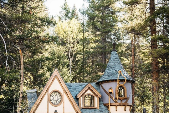 Ngôi nhà nhỏ đẹp như cổ tích nằm sâu trong khu rừng