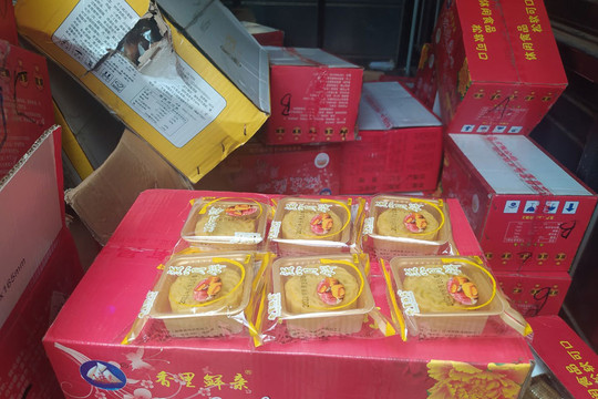 Hàng vạn bánh trung thu Trung Quốc tuồn về, bán trổi nổi trên mạng