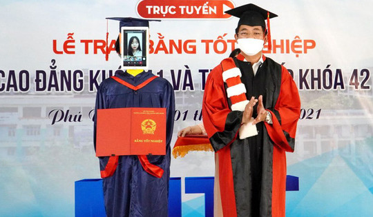 Trường Việt Nam dùng Robot nhận bằng tốt nghiệp thay sinh viên
