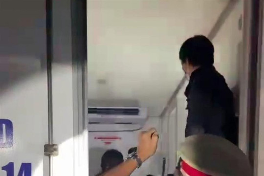 15 người ngồi thùng xe đông lạnh 'thông chốt', vài người đã khó thở