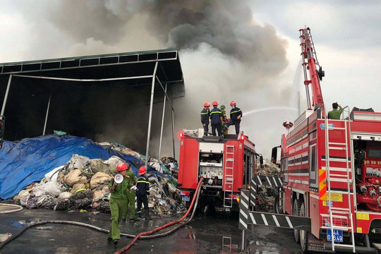 Cháy dữ dội tại kho chứa vải trong khu công nghiệp ở Quảng Ninh
