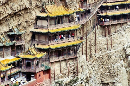 Bí ẩn ngôi chùa huyền bí ngàn năm được treo trên vách núi cao