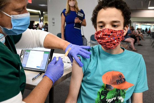 Singapore tiếp tục báo động vì Covid-19, Anh tiêm vắc-xin cho trẻ 12-15 tuổi