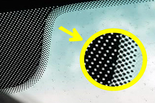 Bí mật về dải chấm tròn đen trên kính ô tô, tác dụng là gì?