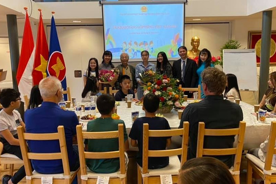 Khai giảng lớp tiếng Việt năm 2021 dành cho con em kiều bào và những chàng rể Hà Lan