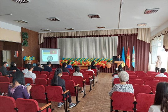 Khai giảng lớp tiếng Việt tại Trường chuyên ngữ số 251 mang tên Chủ tịch Hồ Chí Minh tại Ukraine