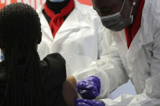 WHO cảnh báo thiếu vaccine ở châu Phi sẽ "đưa thế giới về vạch xuất phát"