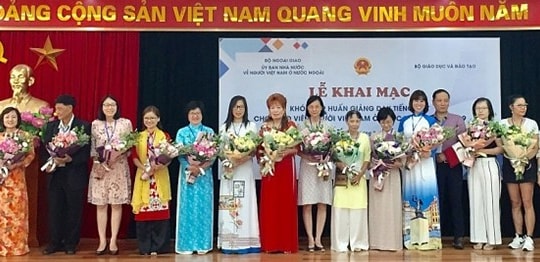 Phổ biến giáo trình dạy tiếng Việt cho giáo viên người Việt Nam ở nước ngoài bằng hình thức trực tuyến
