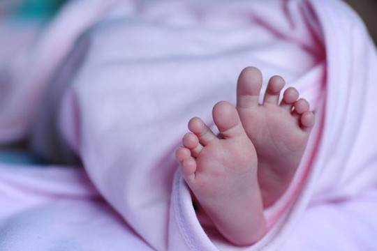 Cơ thể bé gái sơ sinh tỏa ra mùi thơm ngọt ngào tựa Hàm Hương, bố mẹ giật mình khi bác sĩ chẩn đoán căn bệnh di truyền hiếm gặp